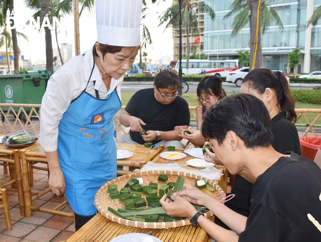 Residents and tourists experience making cakes at the Enjoy Da Nang Festival 2023. Photo: THU HA