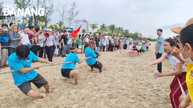 Locals and tourists enthusiastically cheered for the tug of war competition during the Sea Festival. Photo: T.H