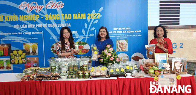  Ms. Dinh Nguyen Hoang Thu (first from left) attends the Women’s Startup - Innovation Contest in 2022 organised by the Women's Union of Son Tra District. Photo: NVCC