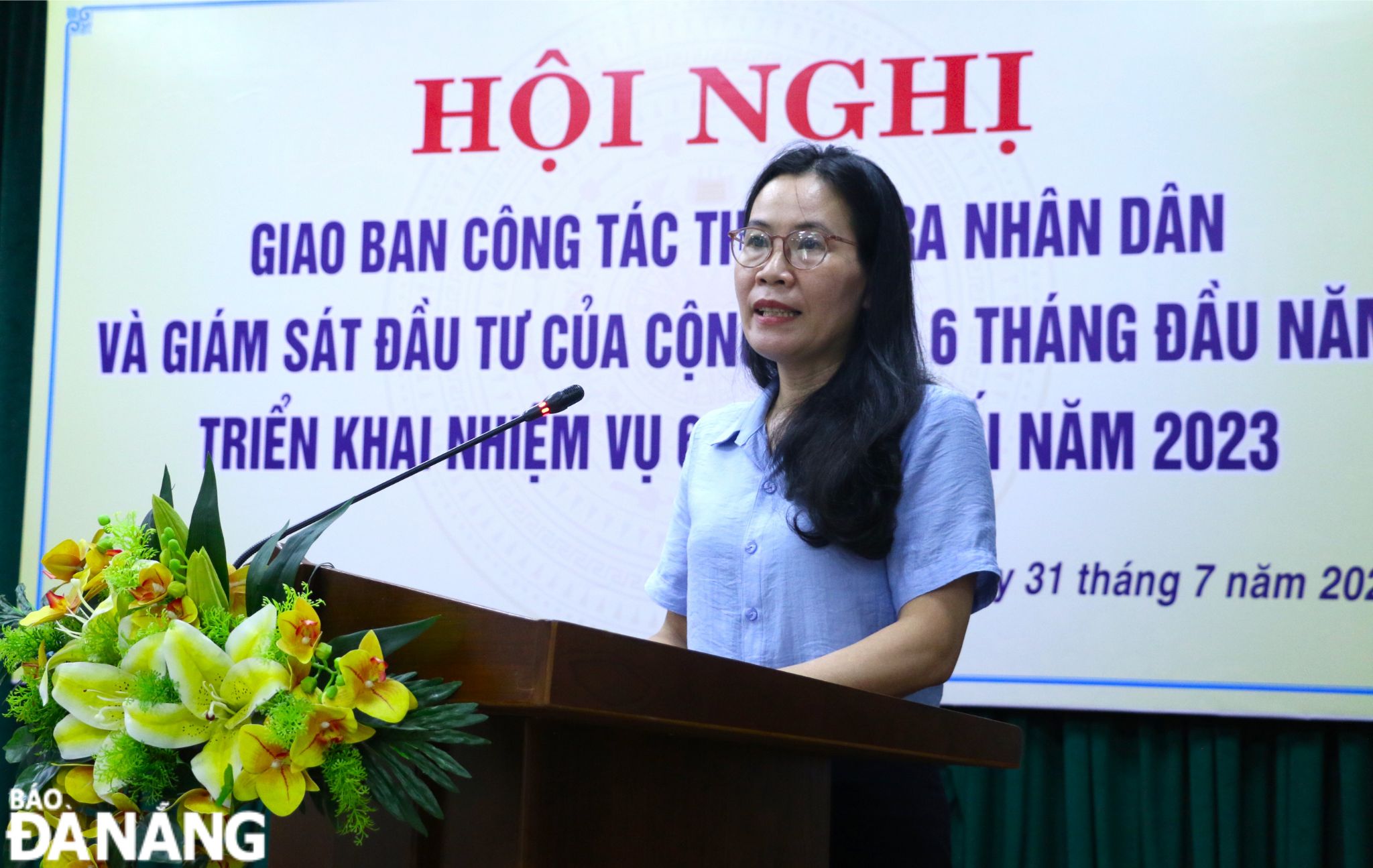 Phó Chủ tịch Ủy ban MTTQ Việt Nam thành phố Tăng Hoàng Hôn Thắm phát biểu tại hội nghị. Ảnh: T.PHƯƠNG