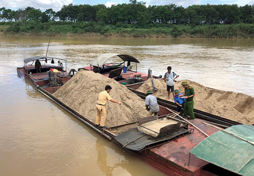 Nghiêm cấm khai thác, tận thu cát, sỏi lòng sông tại các vị trí sạt, lở