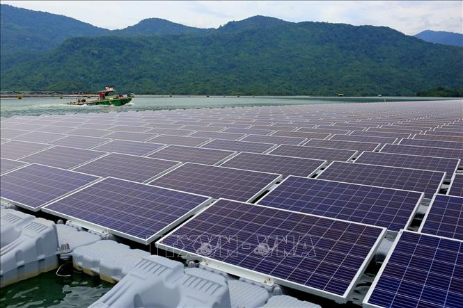 Bộ Công Thương yêu cầu EVN đề xuất giải pháp xử lý các dự án điện mặt trời do áp giá sai