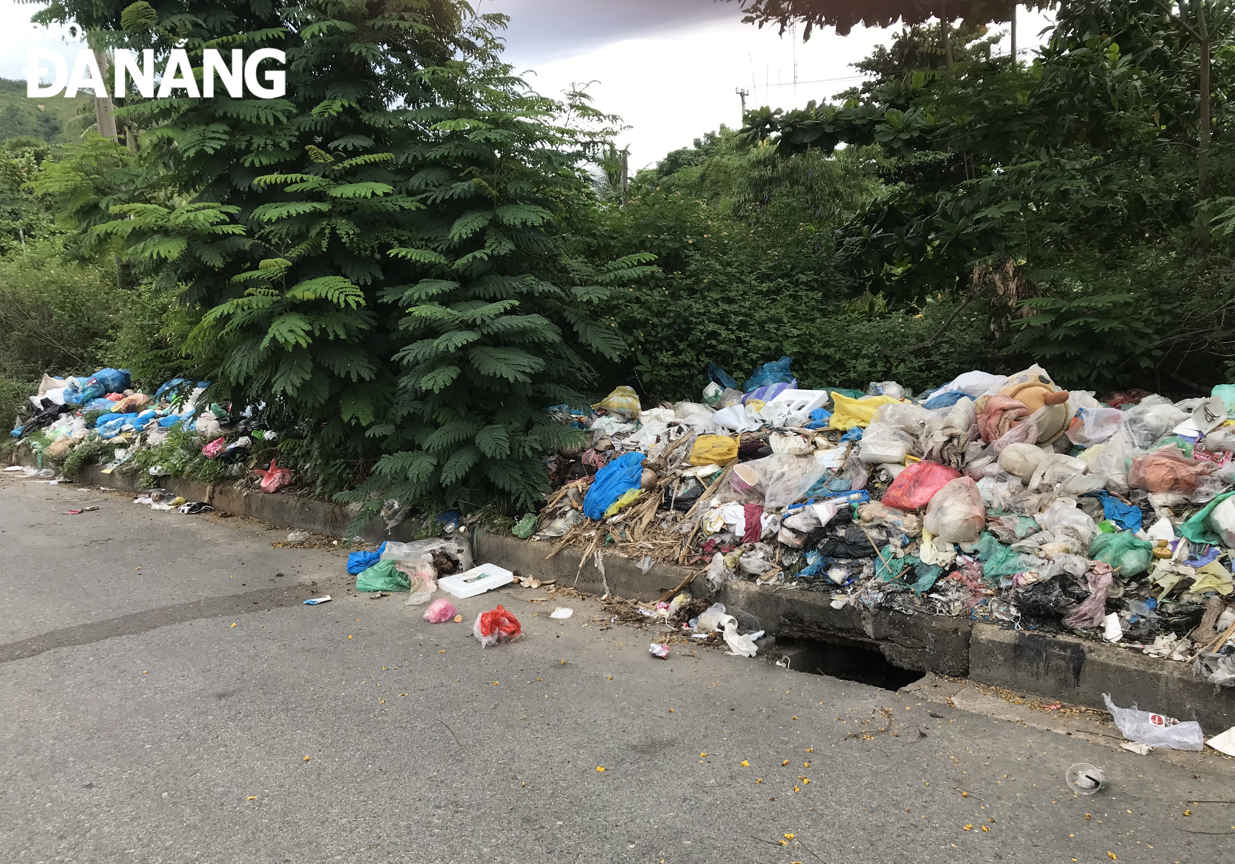 Bao giờ xử lý dứt điểm bãi rác gây mất mỹ quan đô thị?