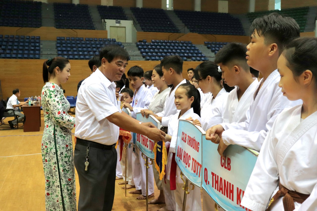 Gần 200 vận động viên dự giải Karate trẻ vô địch các câu lạc bộ thành phố