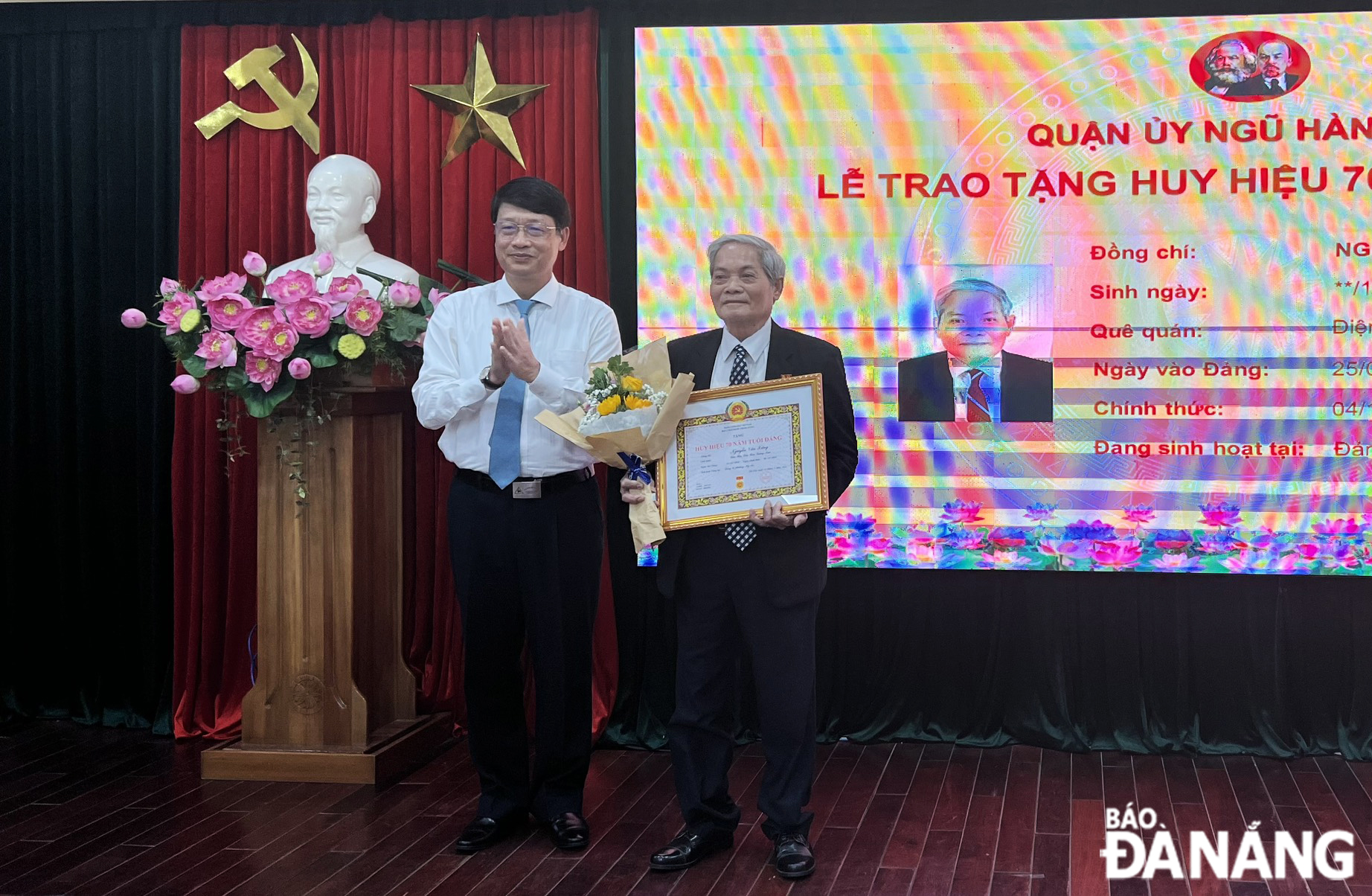 Quận ủy Ngũ Hành Sơn tổ chức trao Huy hiệu Đảng dịp Quốc khánh 2-9