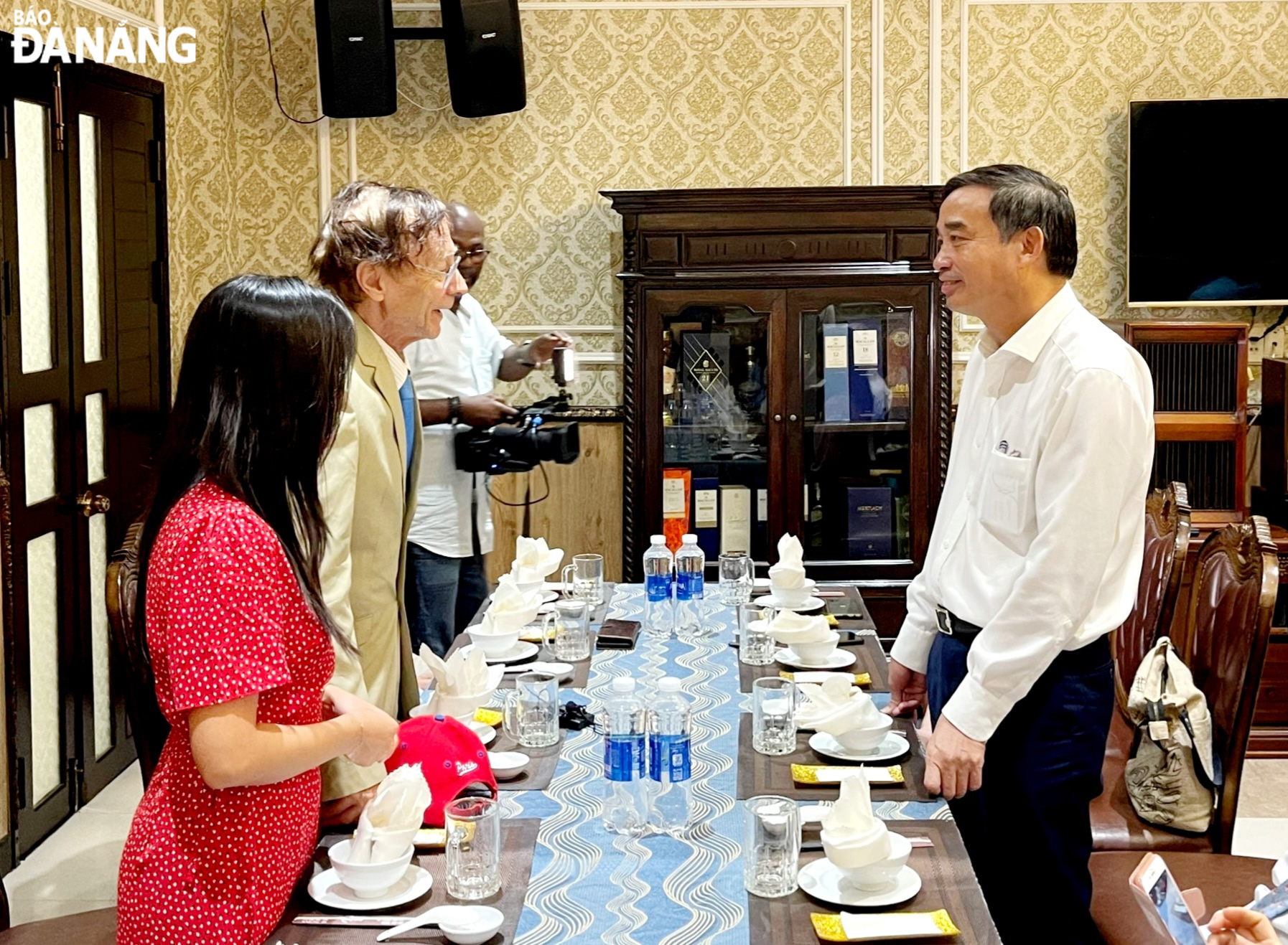 Chủ tịch UBND thành phố Lê Trung Chinh thăm và làm việc với nhà tài trợ Quỹ học bổng Odon Vallet