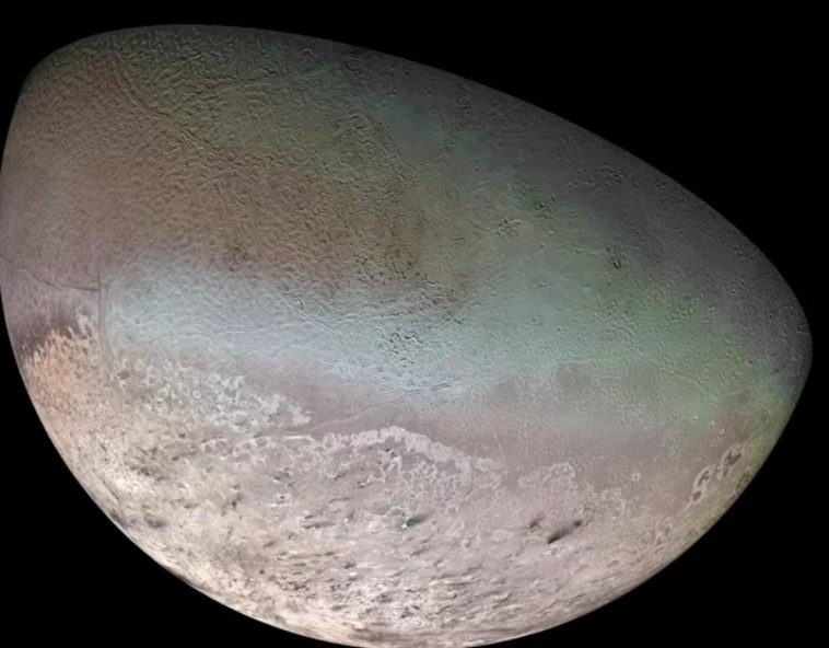 Triton, vệ tinh của Sao Hải Vương, được chụp vào năm 1989 bởi tàu Voyager 2. Ảnh: NASA