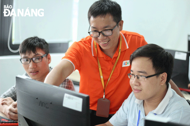 Such fields as AI and Blockchain expected to have high demand have not been trained much in Da Nang. IN THE PHOTO: Employees working at the FPT Software Da Nang Co., Ltd. Photo: C.T