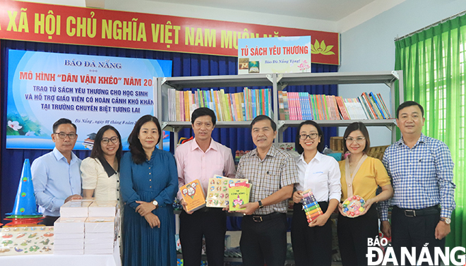 Representatives of the Da Nang Newspaper present the 