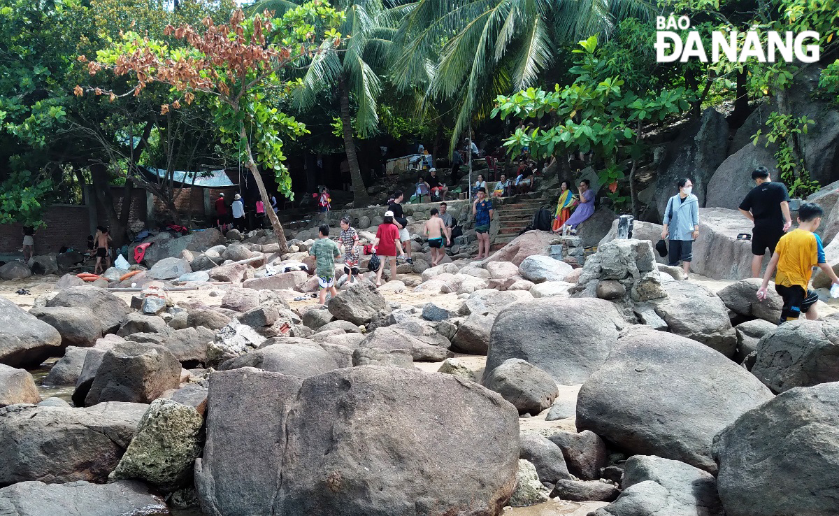 Một khu vực vừa cưỡng chế, tháp dỡ các quán, sạp ngồi, công trình trái phép ở bán đảo Sơn Trà được dẫn khách trở lại sử dụng dịch vụ trải nghiệm đi mô-tô nước, lặn ngắm san hô... trái phép.