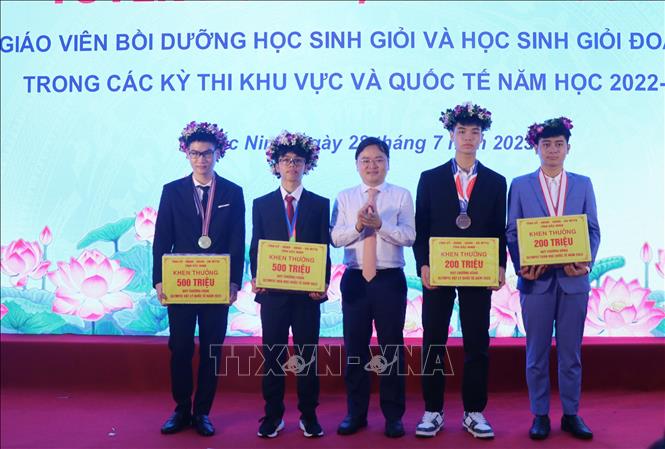 Ngày 28/7/2023, tại Văn Miếu Bắc Ninh (thành phố Bắc Ninh), tỉnh Bắc Ninh tổ chức tuyên dương, khen thưởng giáo viên bồi dưỡng học sinh giỏi và học sinh giỏi đoạt giải trong các kỳ thi khu vực và quốc tế năm học 2022 - 2023. Ảnh: TTXVN