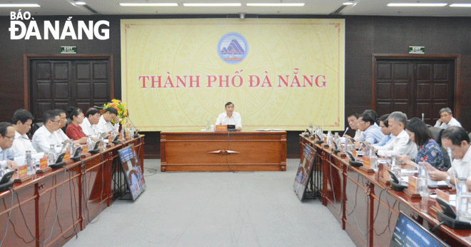Chủ tịch UBND thành phố Lê Trung Chinh chủ trì phiên họp thường kỳ vào ngày 1-8. Ảnh: TRỌNG HÙNG