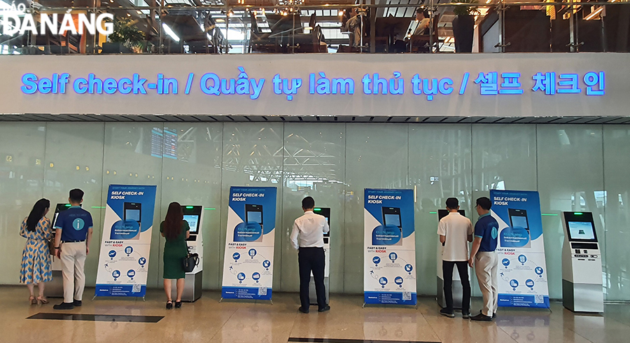 Self check-in kiosks are arranged in a convenient location for passengers to use. Photo: THU HA