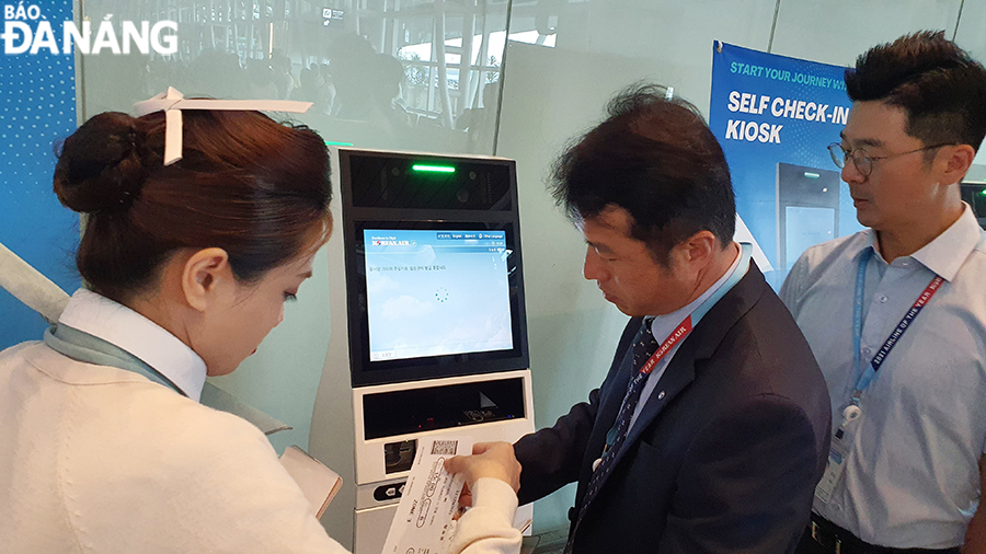 Passengers who come to check-in at the kiosks are enthusiastically supported by staff, only a few minutes are completed and boarding passes are issued. Photo: THU HA 