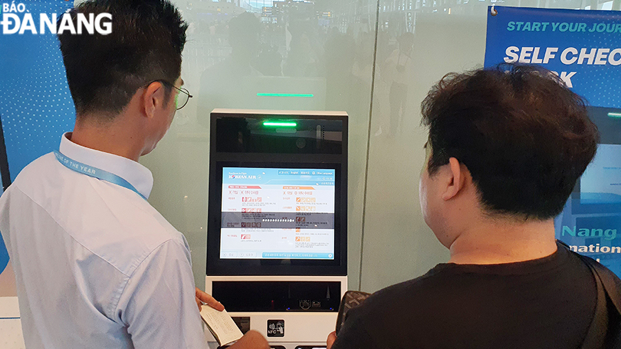 Mr. Kim Rihan, South Korean tourist, was delighted that, by following the instructions of the automatic machine, I had completed the procedure and printed the boarding pass. Photo: THU HA.