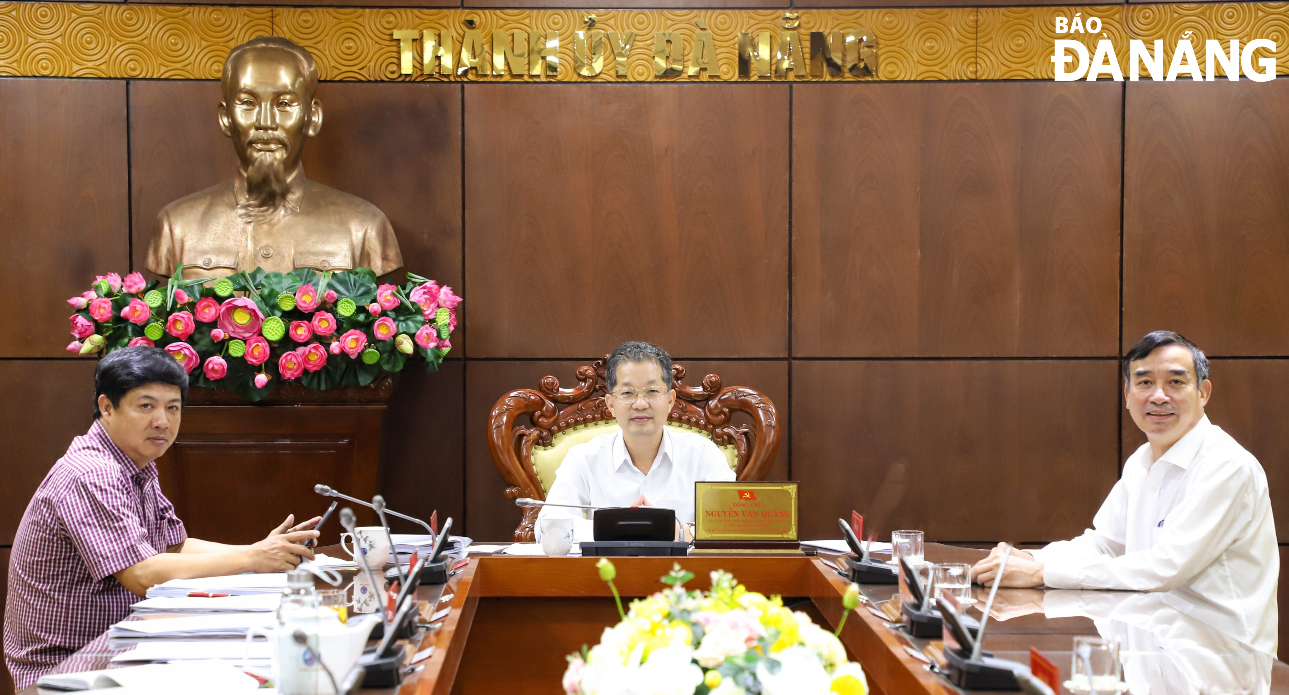 Bí thư Thành ủy Nguyễn Văn Quảng (giữa) chủ trì và Phó Bí thư Thường trực Thành ủy Lương Nguyễn Minh Triết (bên trái), Chủ tịch UBND thành phố Lê Trung Chinh (bên phải) tham dự buổi họp. Ảnh: NGỌC PHÚ