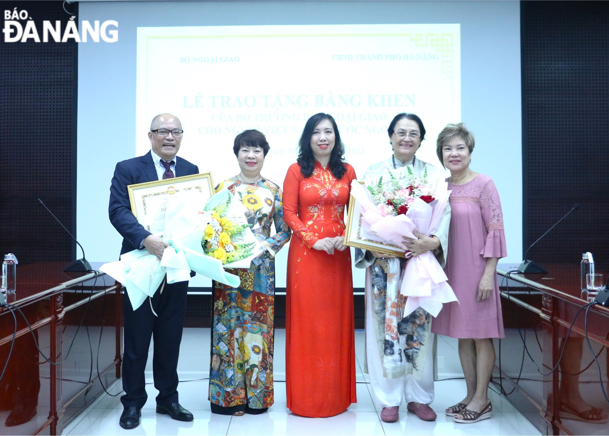 Deputy Minister of Foreign Affairs cum Chairman of the State Committee on Overseas Vietnamese Affairs Le Thi Thu Hang (centre) award Certificatse of Merit from the Minister of Foreign Affairs to Mrs. Cecile Le Pham (2nd, right) and Mr. Bao Hoa (first, left) for their positive contributions to the city's socio-economic development. Photo: T.PHUONG