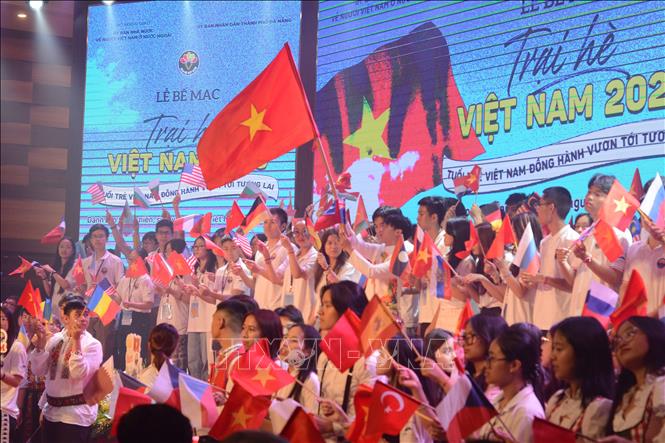 An art performance by overseas Vietnamese young people at the closing ceremony of the Viet Nam Summer Camp 2023. Photo: VNA