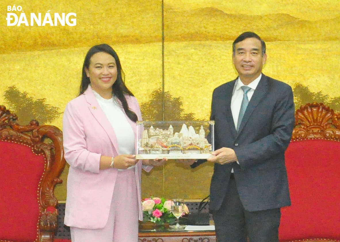 Chairman of the Da Nang People's Committee Le Trung Chinh (right) presents a souvenir to Oakland Mayoress Sheng Thao. Photo: THANH LAN