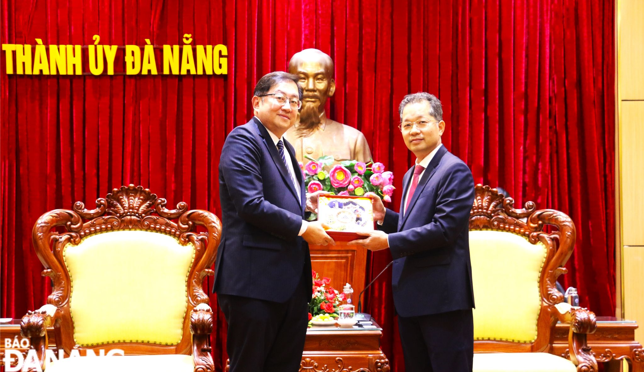 Bí thư Thành ủy Nguyễn Văn Quảng (bên phải) tặng quà lưu niệm cho Đại sứ Đặc mệnh toàn quyền Malaysia tại Việt Nam Dato’ Tan Yang Thai. Ảnh: T.PHƯƠNG
