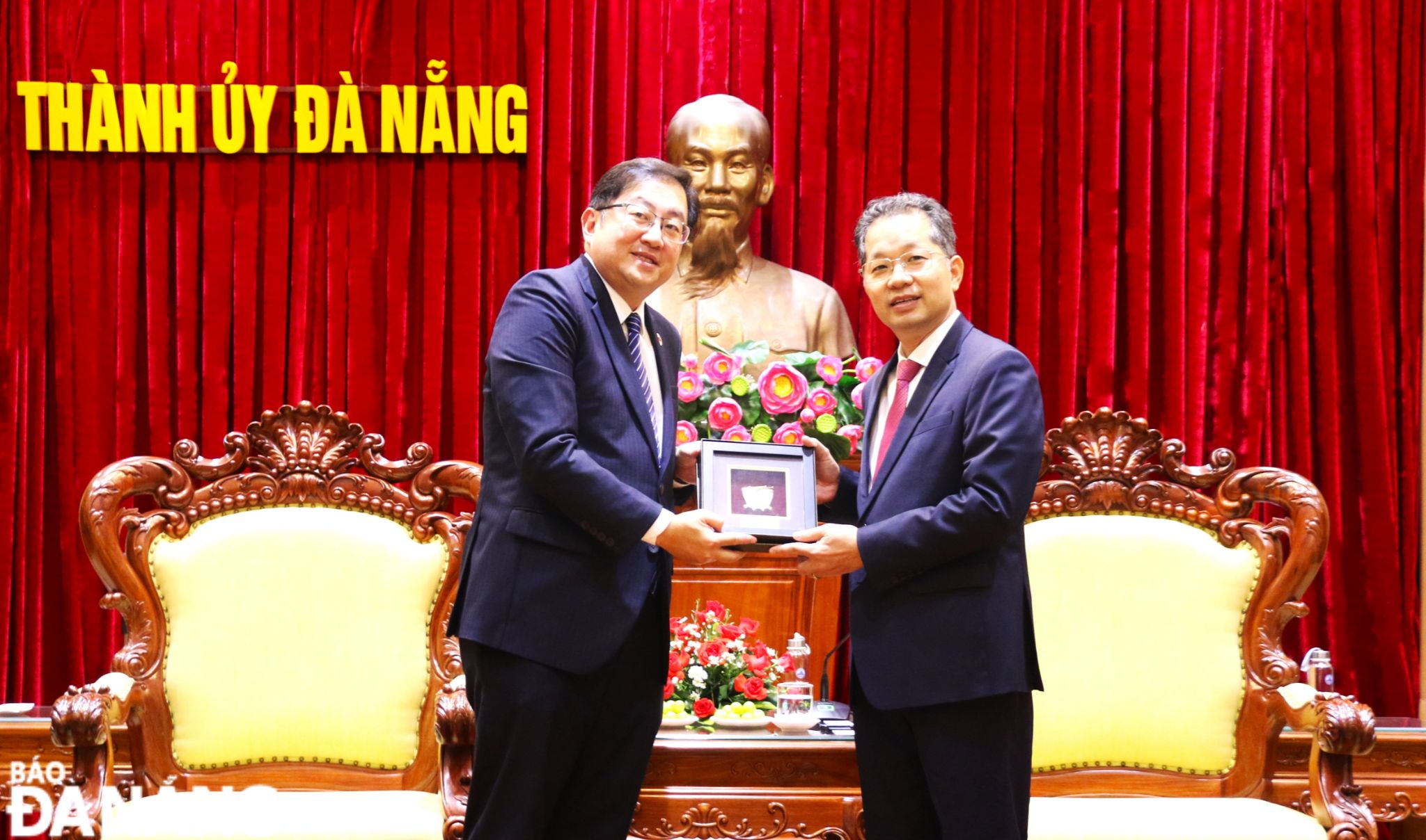 Đại sứ Đặc mệnh toàn quyền Malaysia tại Việt Nam Dato’ Tan Yang Thai (bên trái) tặng quà lưu niệm cho Bí thư Thành ủy Nguyễn Văn Quảng. Ảnh: T.PHƯƠNG