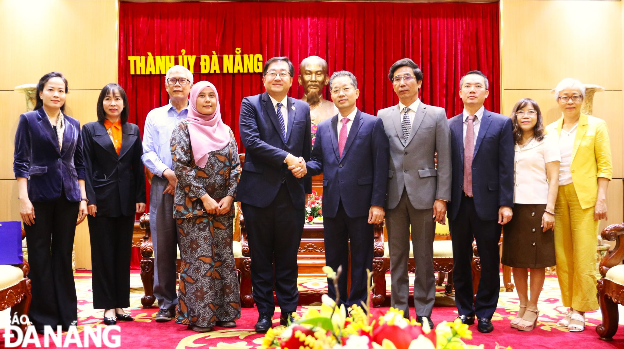 Leaders of the two sides pose for a group photo. Photo: T.PHUONG