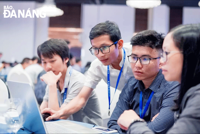 Most businesses have plans to recruite more digital human resources for production and business development. IN THE PHOTO: Employees are working at the Enouvo Information Technology Development Co., Ltd. Photo: C.T