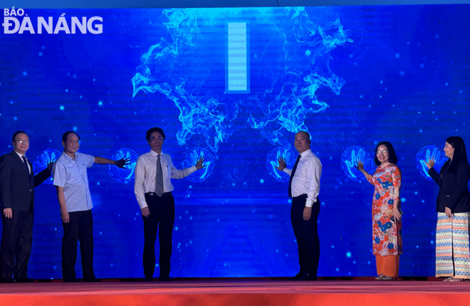 Phó Chủ tịch UBND thành phố Trần Chí Cường (thứ 3, trái qua) bấm nút khai mạc Hội chợ EWEC - Đà Nẵng 2023 cùng các đại biểu. Ảnh: MINH LÊ