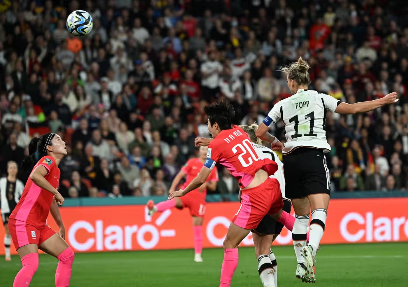 Alexandra Popp đánh đầu gỡ hòa 1-1 cho Đức. (Nguồn: Getty Images)