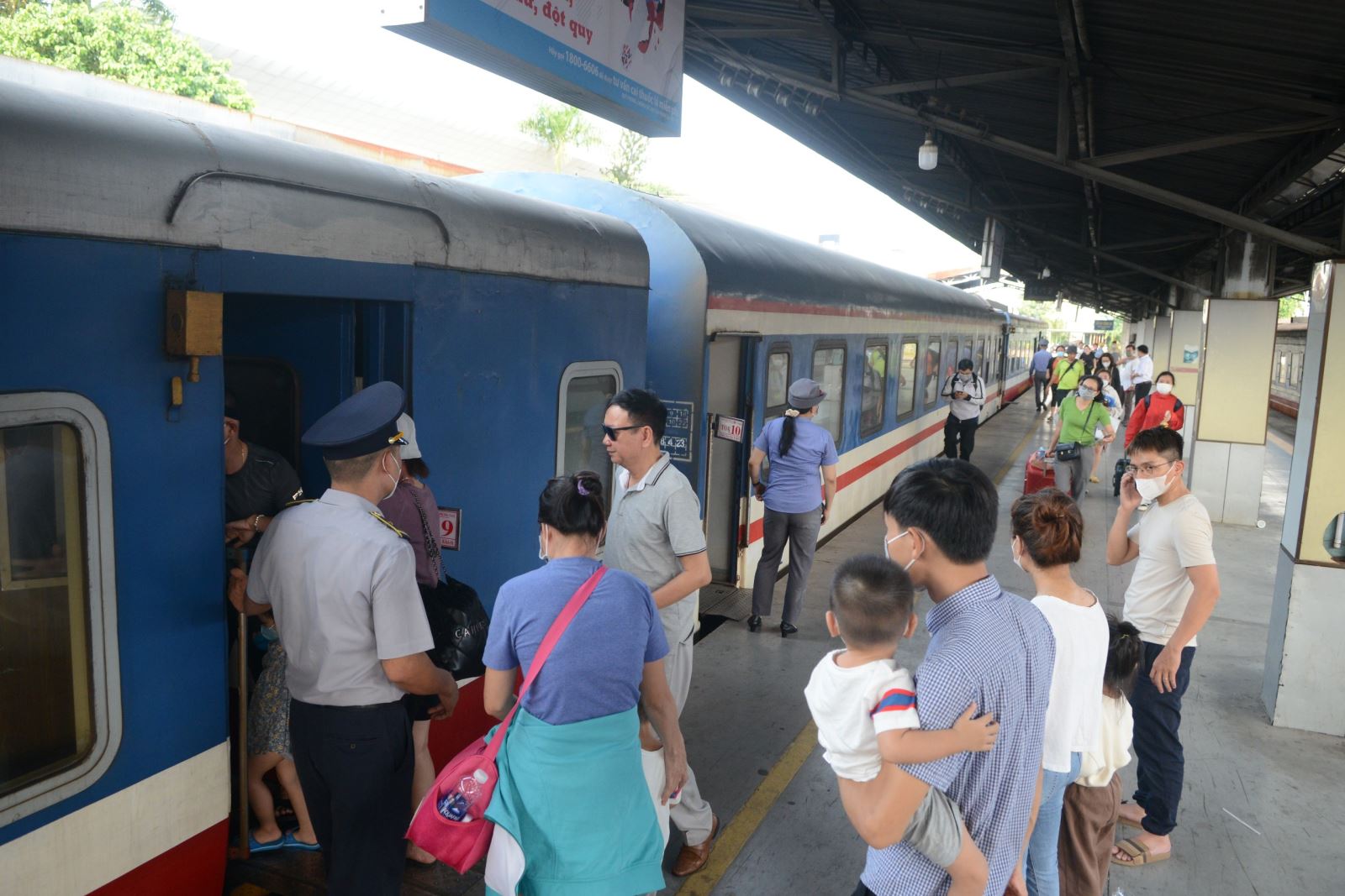 Hành khách đi tàu tại ga Sài Gòn. Ảnh minh họa: Mạnh Linh/Báo Tin tức