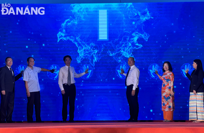 Vice Chairman of the Da Nang People's Committee Tran Chi Cuong (3rd, left) and delegates press the button to open the EWEC Fair 2023. Photo: MINH LE