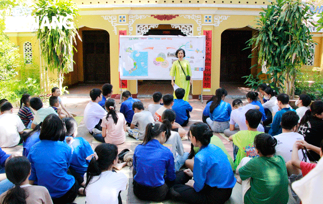 Học sinh tham gia chương trình giáo dục di sản văn hóa mang tên “Đà Nẵng trong hành trình mở cõi” tại đình làng Hải Châu do Bảo tàng Đà Nẵng tổ chức. Ảnh: X.D