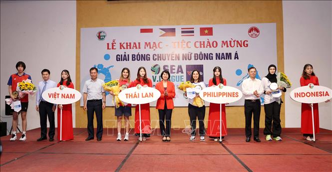 Lãnh đạo Tổng cục Thể dục Thể thao và lãnh đạo tỉnh Vĩnh Phúc tặng hoa và cờ lưu niệm cho các đội tham dự giải. Ảnh: Hoàng Hùng/TTXVN