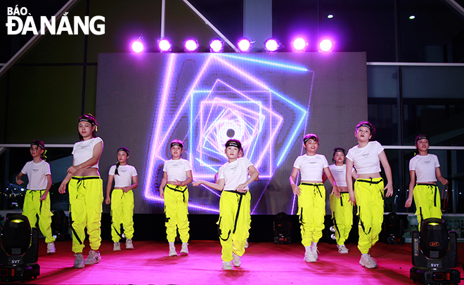 Here is the scene of a modern dance performance by a group of contestants from Da Nang-based Nguyen Trung Truc Primary School Photo: X.D