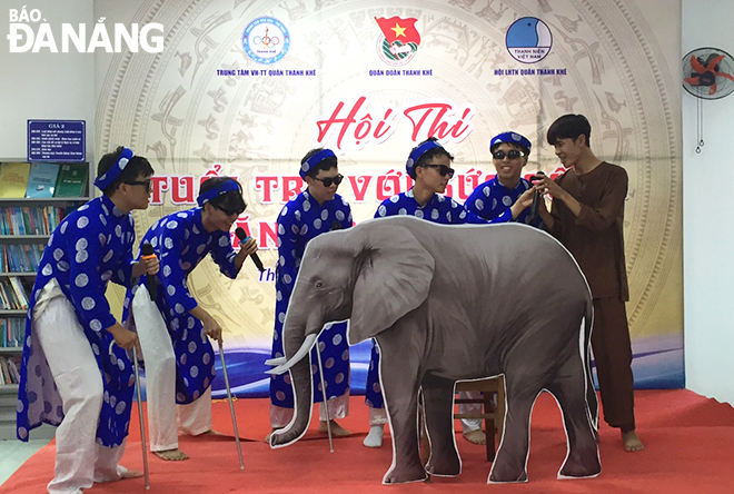 Youth Union members of Vinh Trung and An Khe wards performed the work 'The Blind Men and the Elephant' at the festival. Photo: X.D