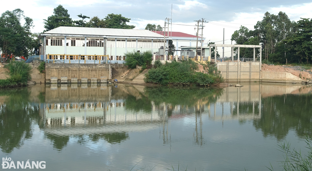 Công ty CP Cấp nước Đà Nẵng đang bơm nước ngọt từ 2 trạm bơm phòng mặn ở thượng lưu đập dâng An Trạch.