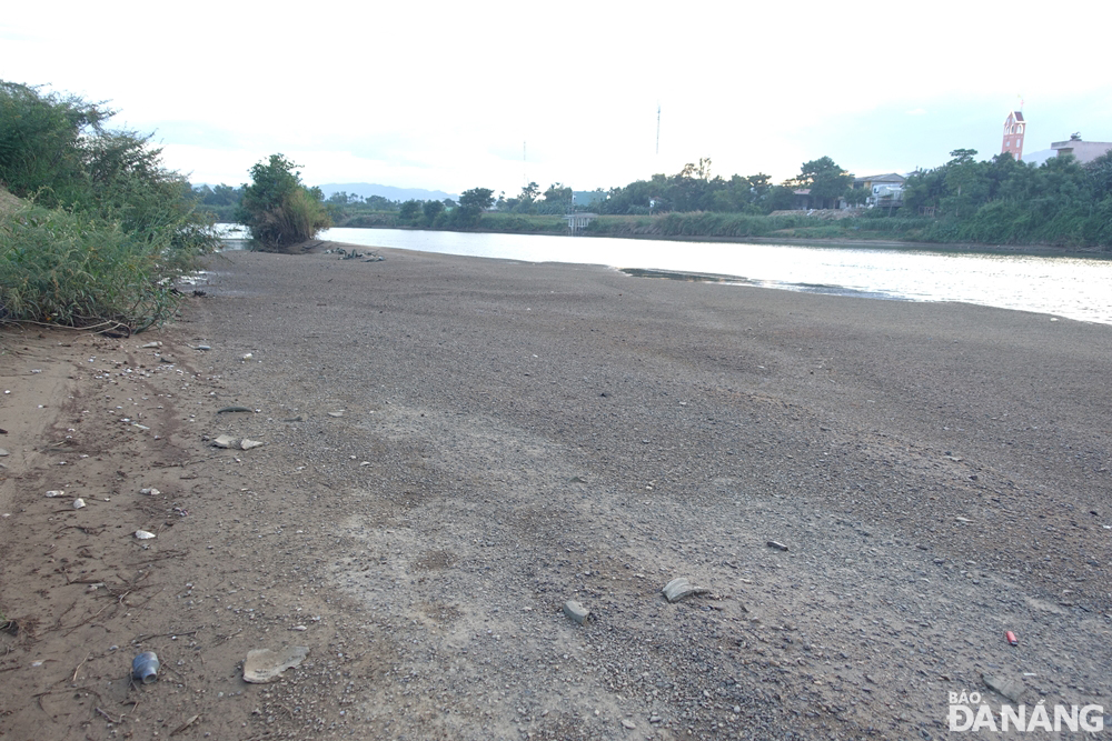 Sông Vu Gia tại thị trấn Ái Nghĩa, huyện Đại Lộc, tỉnh Quảng Nam cạn trơ 1/3 đáy vào chiều tối 5-8.