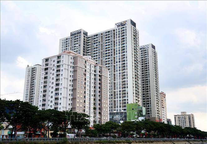 Các tòa nhà chung cư bên kênh Tàu Hủ - Bến Nghé, Quận 4, Thành phố Hồ Chí Minh.