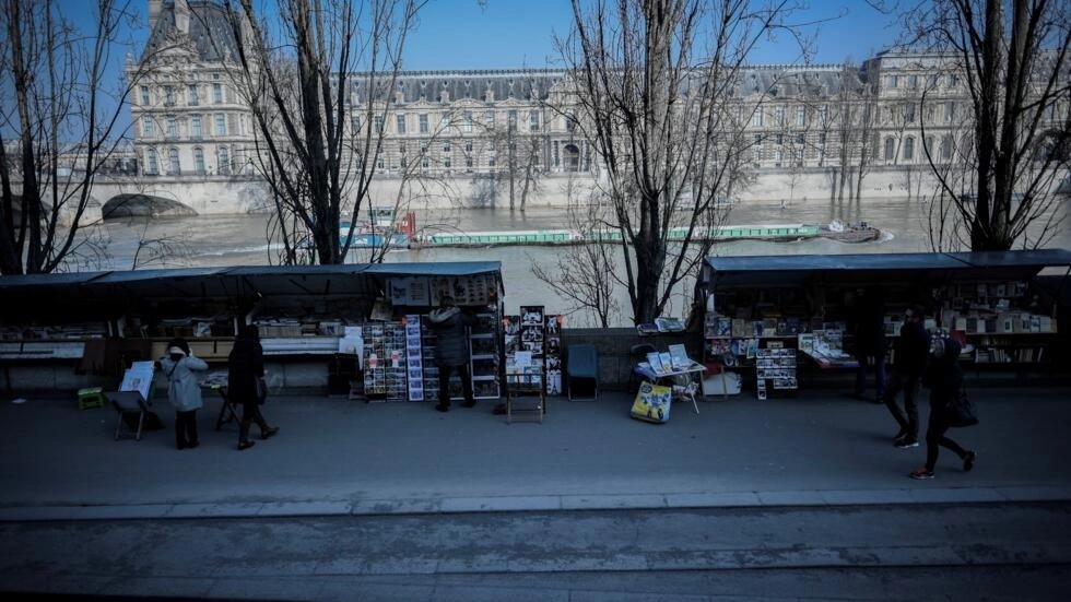 Các quầy sách ven sông Seine ở Paris. Ảnh: AFP 