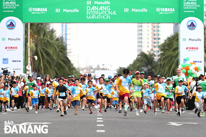 Các em nhỏ tham gia đường chạy 1,5km. 