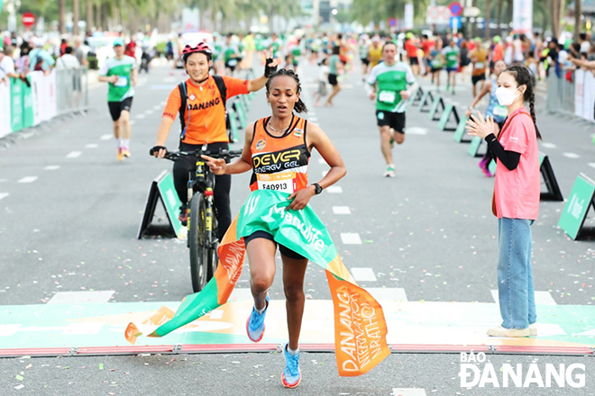 Birehan Marta Tinsae from Ethiopia wins the women's 42km full marathon with a time of 2 hours 58 mins 26 secs.