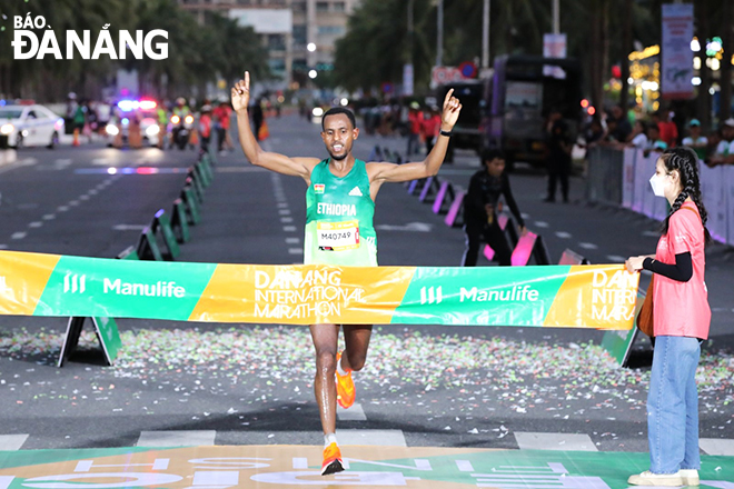 In the men's category, Ethiopian runner Takele Ebisa excellently wins the championship with a time of 2 hours 26 mins 11 secs