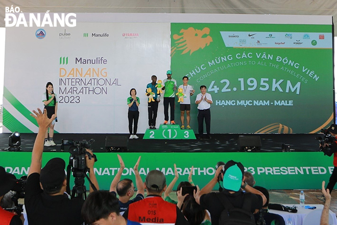 The organisers honour the top 3 male finishers in the 42km full marathon event