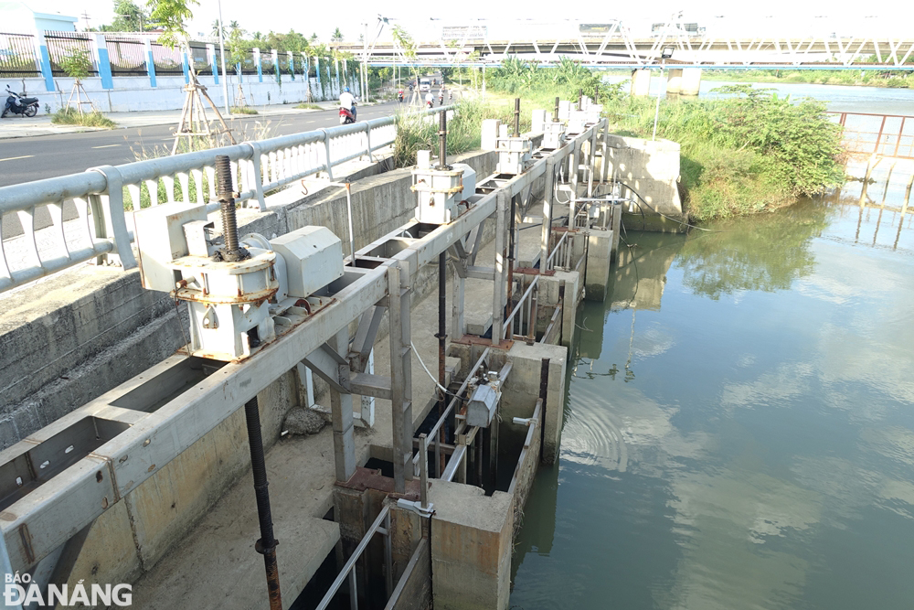 On Sunday morning, the highest salinity level recorded at the Cau Do Water Supply Plant’s raw water intake on the Cam Le River was 3,327mg/l, 11 times higher than the allowed standard.