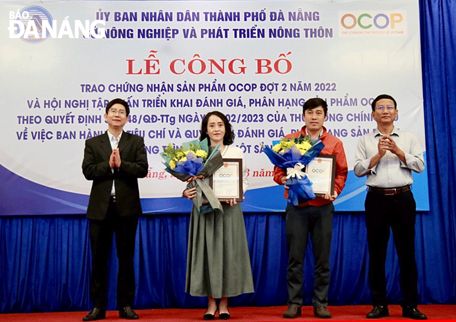 Phó Giám đốc Sở Nông nghiệp và Phát triển nông thôn Hoàng Thanh Hòa (bên trái) trao quyết định công nhận sản phẩm OCOP cho các chủ thể đợt 2-2022. Ảnh: V.A