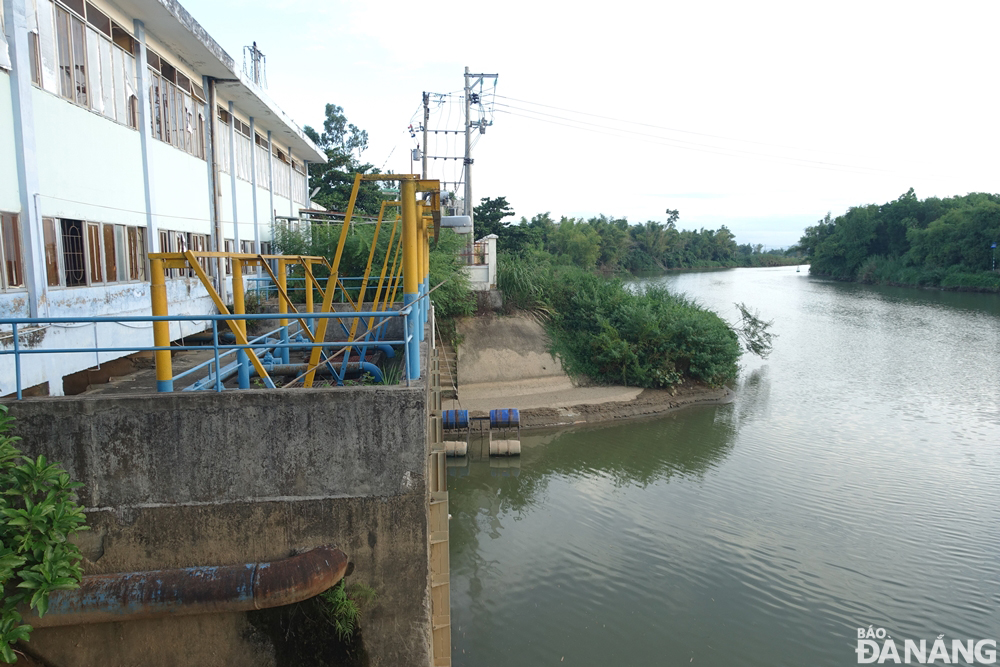 Do mực nước sông Yên hạ thấp xuống mức lịch sử nên trạm bơm phòng mặn An Trạch cũ phải ngừng vận hành trong khoảng 6 giờ.