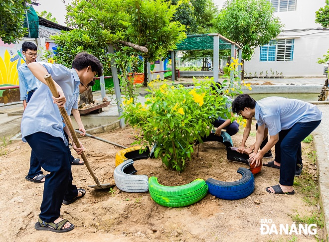 The pupils plant trees in the Nursing Center for the Mentally Ill with excitement and joy