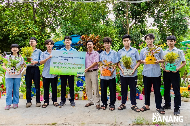 Director of the Nursing Centre for the Mentally Ill  Tan Thanh Vu (centre) takes a photo with a group of pupils