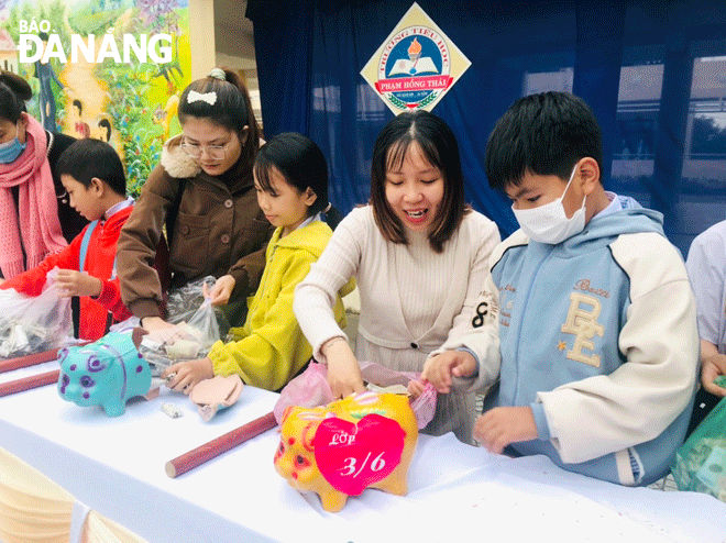 Teachers and pupils of the Pham Hong Thai Primary School located in Hoa Quy Ward, Ngu Hanh Son District broke their piggy banks to support disadvantaged students in their studies in early 2023. Photo: P.V.