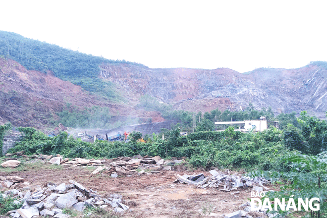 Mỏ đá Trường Bản (xã Hòa Sơn, huyện Hòa Vang) đang được khai thác đá và đất ở tầng phủ để bảo đảm nguồn vật liệu xây dựng cho các công trình, dự án của thành phố. Ảnh: H.H